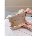 PU光泽面花朵晚宴女包手提翻盖结构轻奢派对甜美名媛婚礼小包