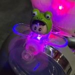 蜡笔小新风能风力发电发光飞机电动车摩托车可爱装饰摆件公仔车载
