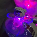 蜡笔小新风能风力发电发光飞机电动车摩托车可爱装饰摆件公仔车载