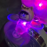 蜡笔小新风能风力发电发光飞机电动车摩托车可爱装饰摆件公仔车载