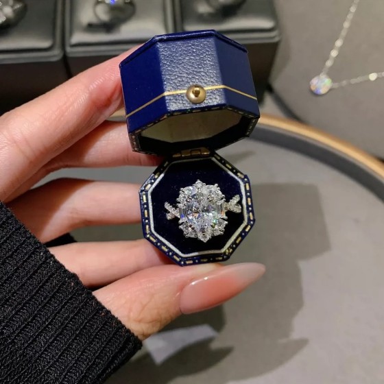 奢华设计款仿莫桑石椭圆鸽子蛋3克拉钻戒白金群镶满钻戒指女