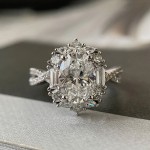 奢华设计款仿莫桑石椭圆鸽子蛋克拉钻戒白金色群镶锆石戒指女