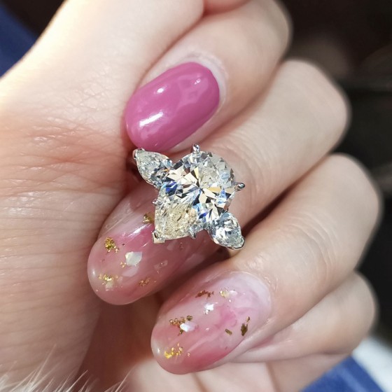 小众设计仿真莫桑石夸张中指克拉订婚钻戒水滴梨形三石戒指女饰品