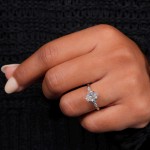 轻奢仿莫桑石戒指欧美时尚热卖ins超闪镶钻鸽子蛋结婚订婚钻戒女