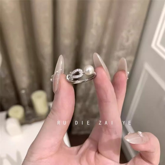 马蹄扣珍珠戒指千金感ins风轻奢高级感小众开口指环女