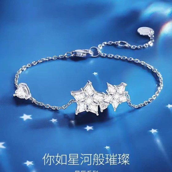 腕间私藏的宇宙星辰系列星遇手链相遇的轨迹腕间闪耀可佩戴的星光