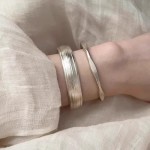 古法哑光银色素圈手镯轻奢小众精致叠戴手链女款2025新款百搭手饰