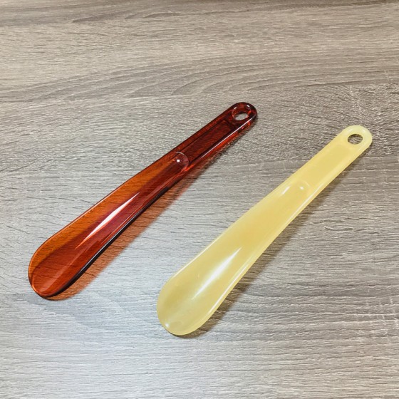 批发塑料家用穿鞋器三色22cm小巧提鞋器时尚造型创意短款鞋拔子