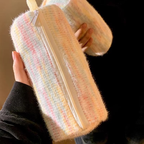 彩色圆筒毛绒针织笔袋小清新大容量初高中女生文具铅笔盒化妆包