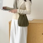2026法式pu褶皱斜挎包春夏新款韩版小众设计手机包磁吸小方包女
