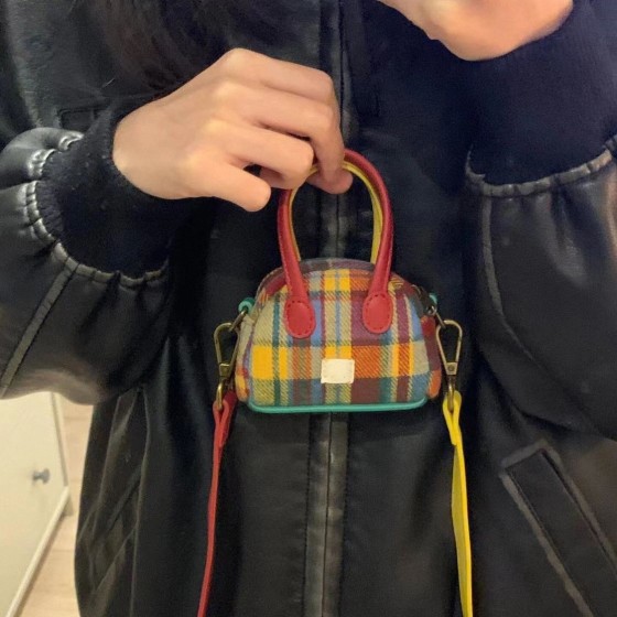 秋冬包包女新款百搭复古迷你耳机包可爱零钱包学生通勤单肩斜挎包