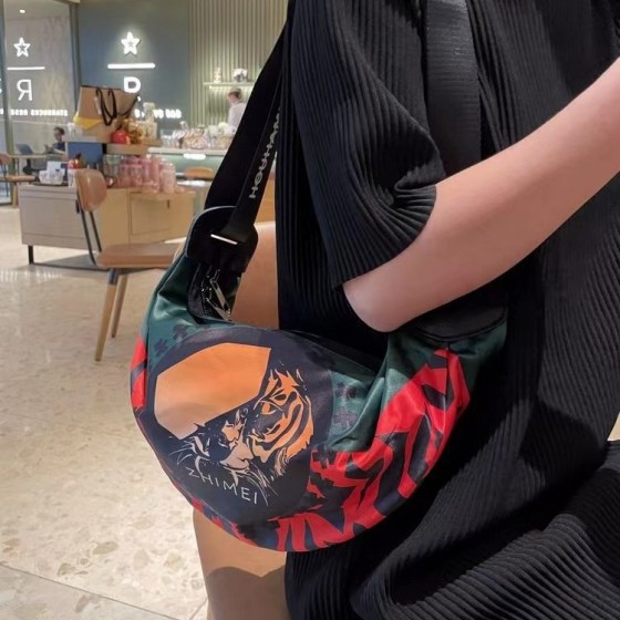 印花包单肩包月牙包独眼虎潮真皮时尚休闲斜挎背包男女包腰包胸包