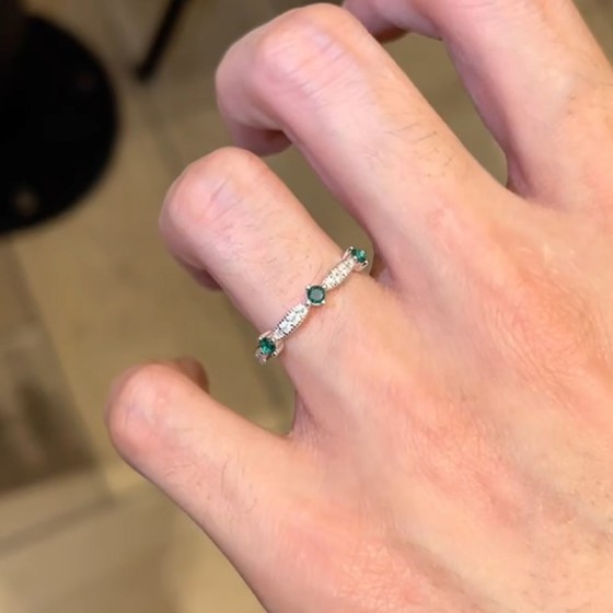 法式复古祖母绿色排钻戒指女精致轻奢高级感细圈锆石可调节食指戒