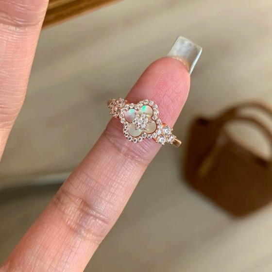 温柔粉贝母四叶花幸运草戒指闪耀锆石花朵高级轻奢可调节开口戒指