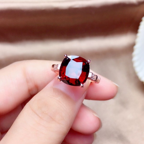 直播新款货源 仿莫桑比克石榴石戒指 鸽血红火彩精工开口彩宝戒指