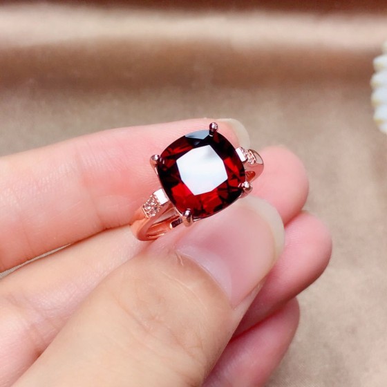 直播新款货源 仿莫桑比克石榴石戒指 鸽血红火彩精工开口彩宝戒指
