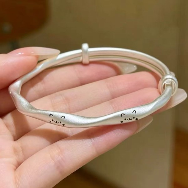【达人推荐】磨砂可爱猫咪推拉轻奢莫比乌斯手镯女年轻款手饰手环