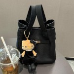 轻奢小众高级感白色手提小水桶包包女式2025新款通勤单肩斜挎秋冬
