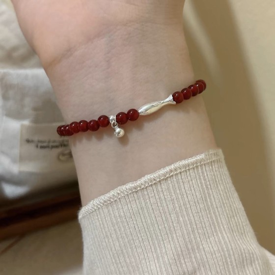 新中式红玛瑙锦鲤鱼手链女小众设计高级感弹力绳简约时尚百搭手串