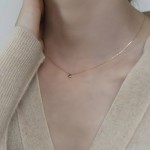 S925纯银镀16K金小三角祖母绿锆石吊坠项链女小众设计迷你锁骨链
