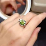 网红直播新款 仿天然橄榄石戒指女 2克拉锆石微镶玫瑰花彩宝戒指