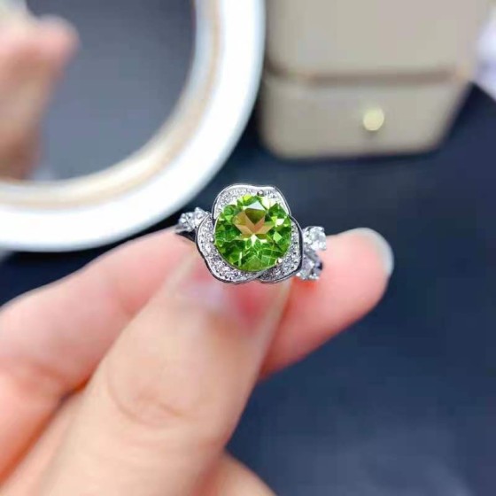 网红直播新款 仿天然橄榄石戒指女 2克拉锆石微镶玫瑰花彩宝戒指