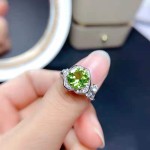 网红直播新款 仿天然橄榄石戒指女 2克拉锆石微镶玫瑰花彩宝戒指