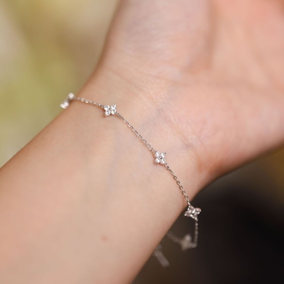 盛夏流光~镀18K金四叶草满天星手链简约锆石日韩女款通勤百搭