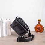 批发新款休闲潮男单肩包小斜挎包格子男士挎包皮质大容量通勤男包