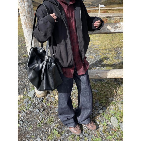 小众高级感大容量可调节双肩带软皮斜挎包男休闲便携通勤单肩包潮