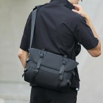 斜挎包男潮牌单肩包机能背包日系工装邮差包休闲大容量挎包包男士