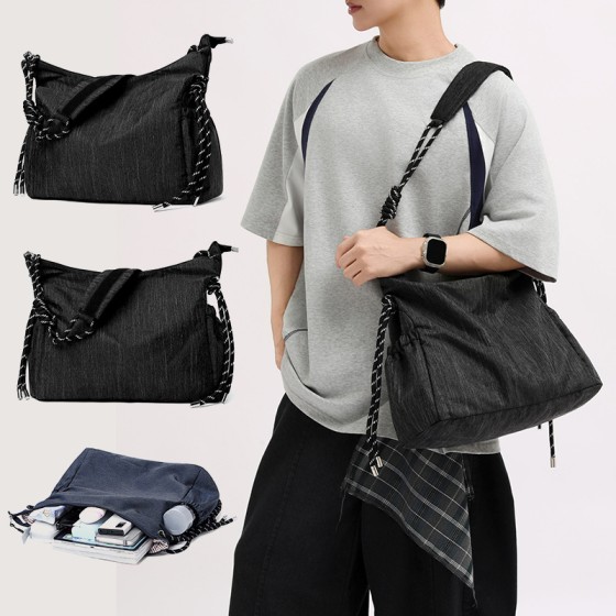 简约男士斜挎包大容量通勤饺子包港风男女通用背包外出旅行包